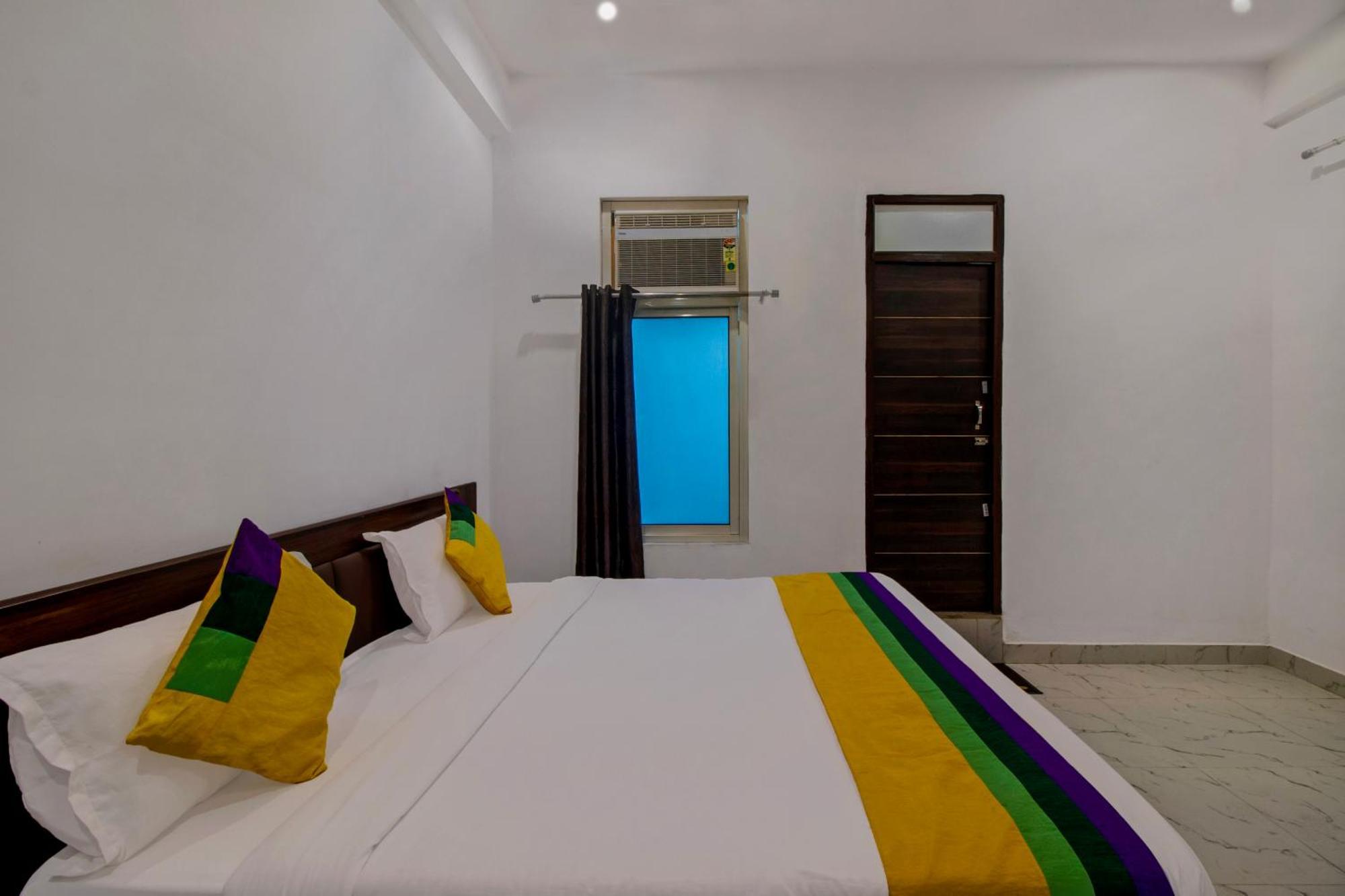 Hotel O Om Pushp Residency Mathura Esterno foto
