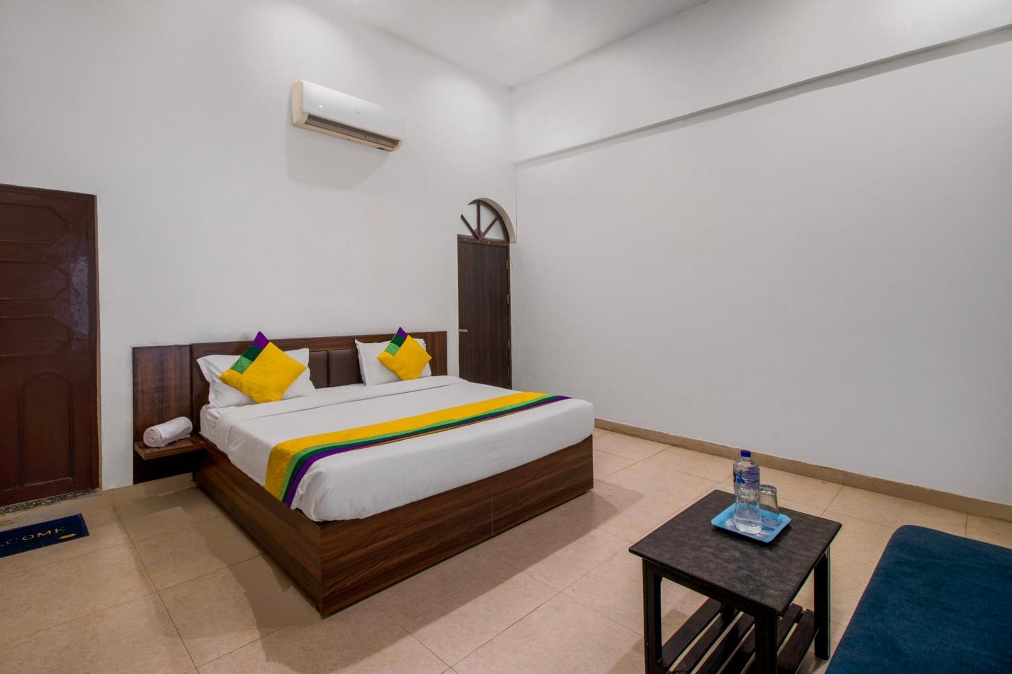 Hotel O Om Pushp Residency Mathura Esterno foto