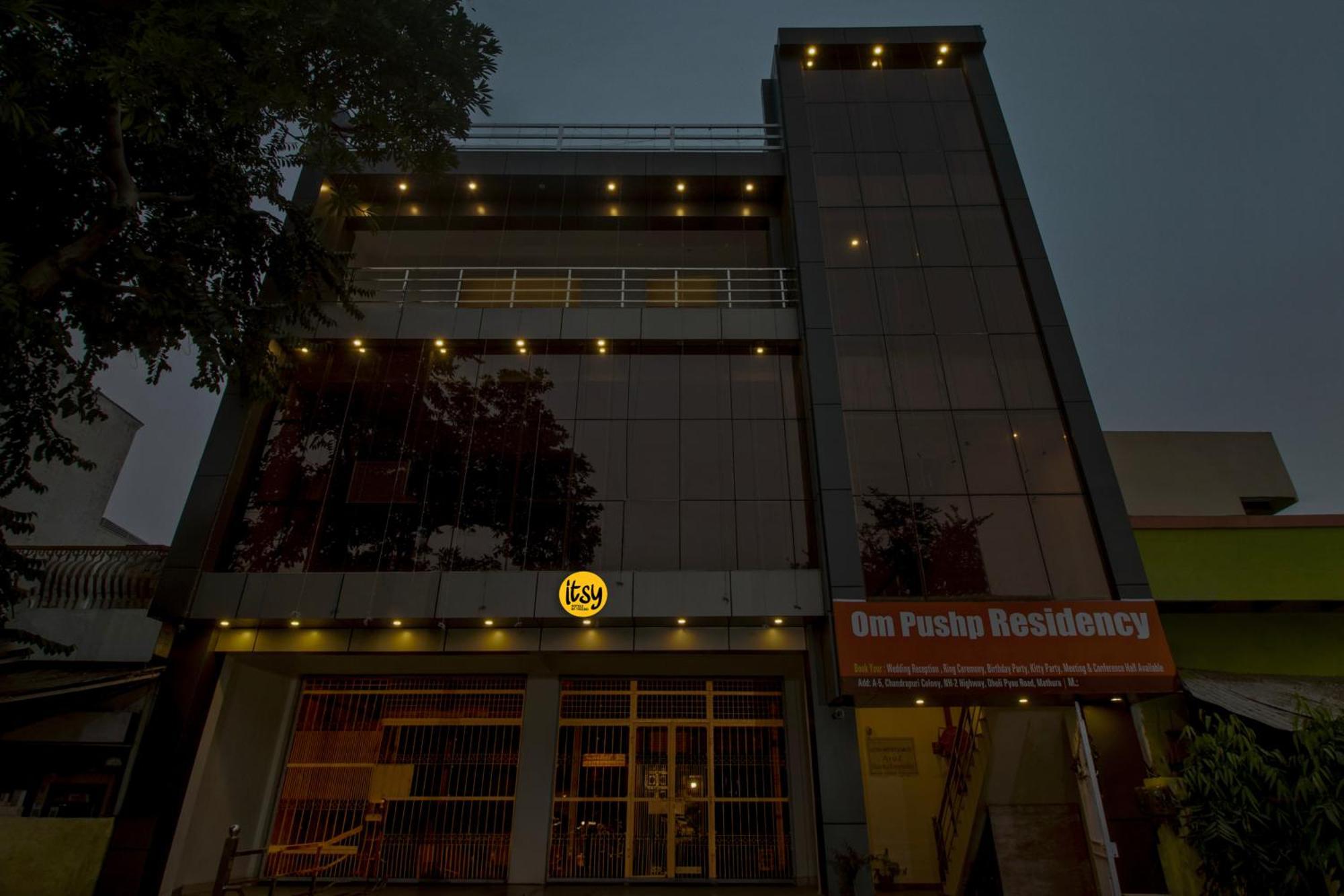 Hotel O Om Pushp Residency Mathura Esterno foto