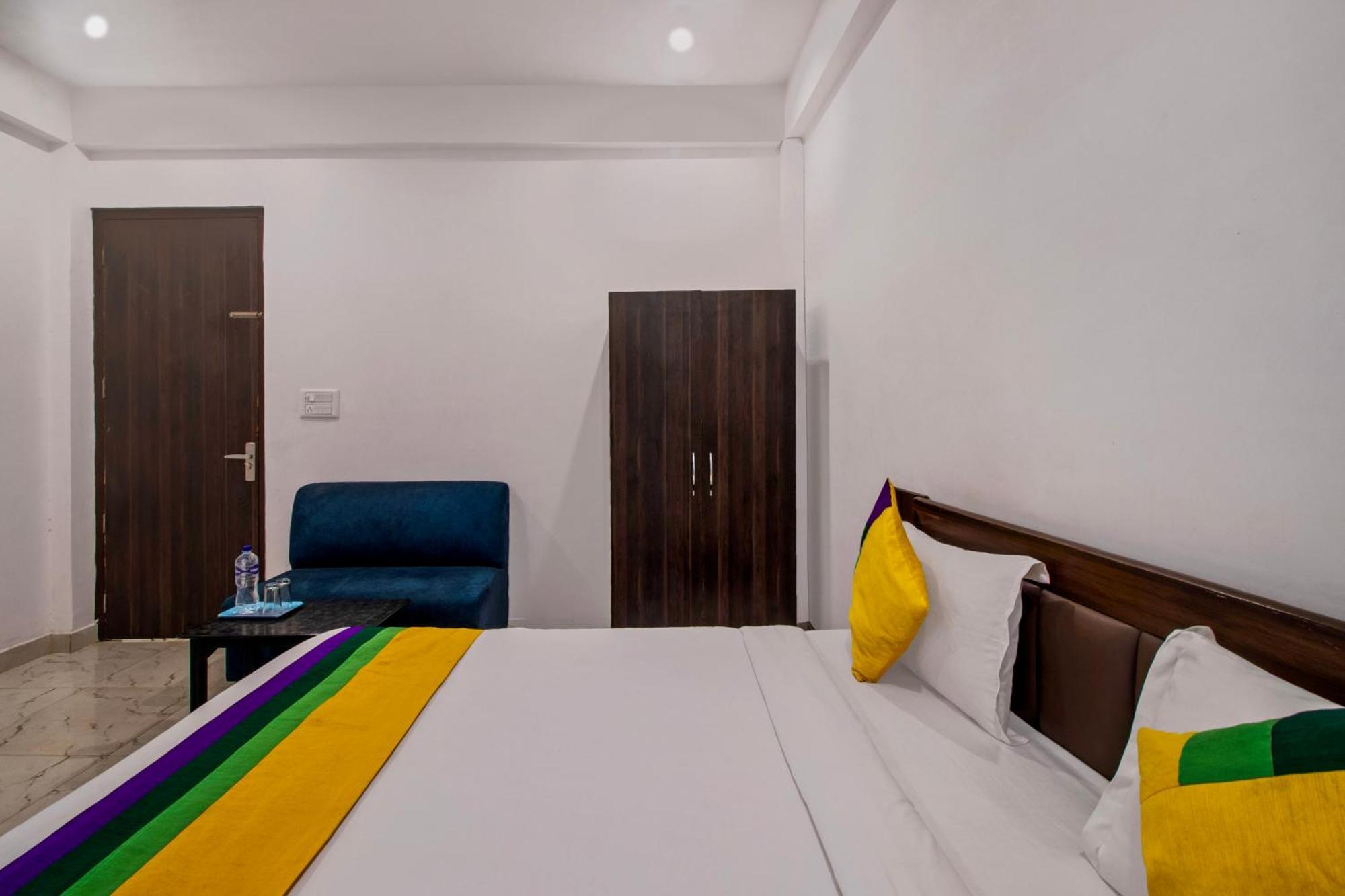 Hotel O Om Pushp Residency Mathura Esterno foto