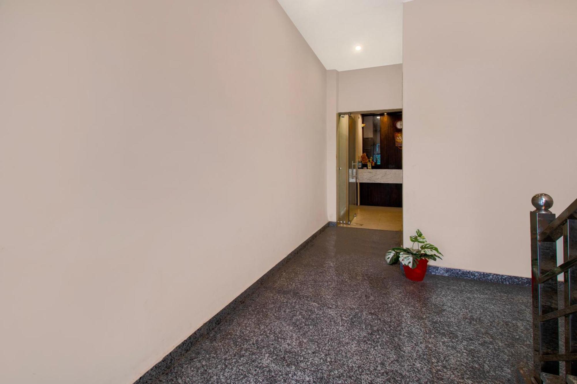 Hotel O Om Pushp Residency Mathura Esterno foto