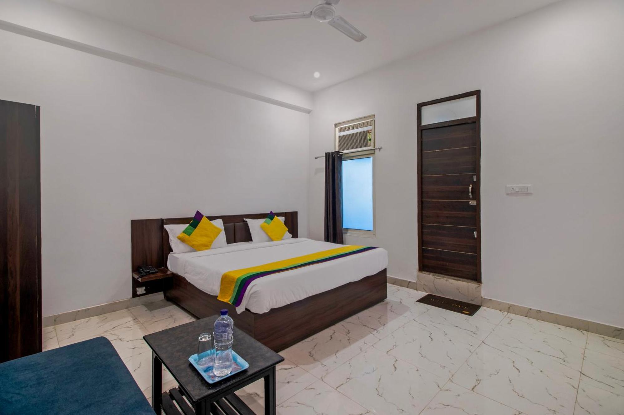Hotel O Om Pushp Residency Mathura Esterno foto