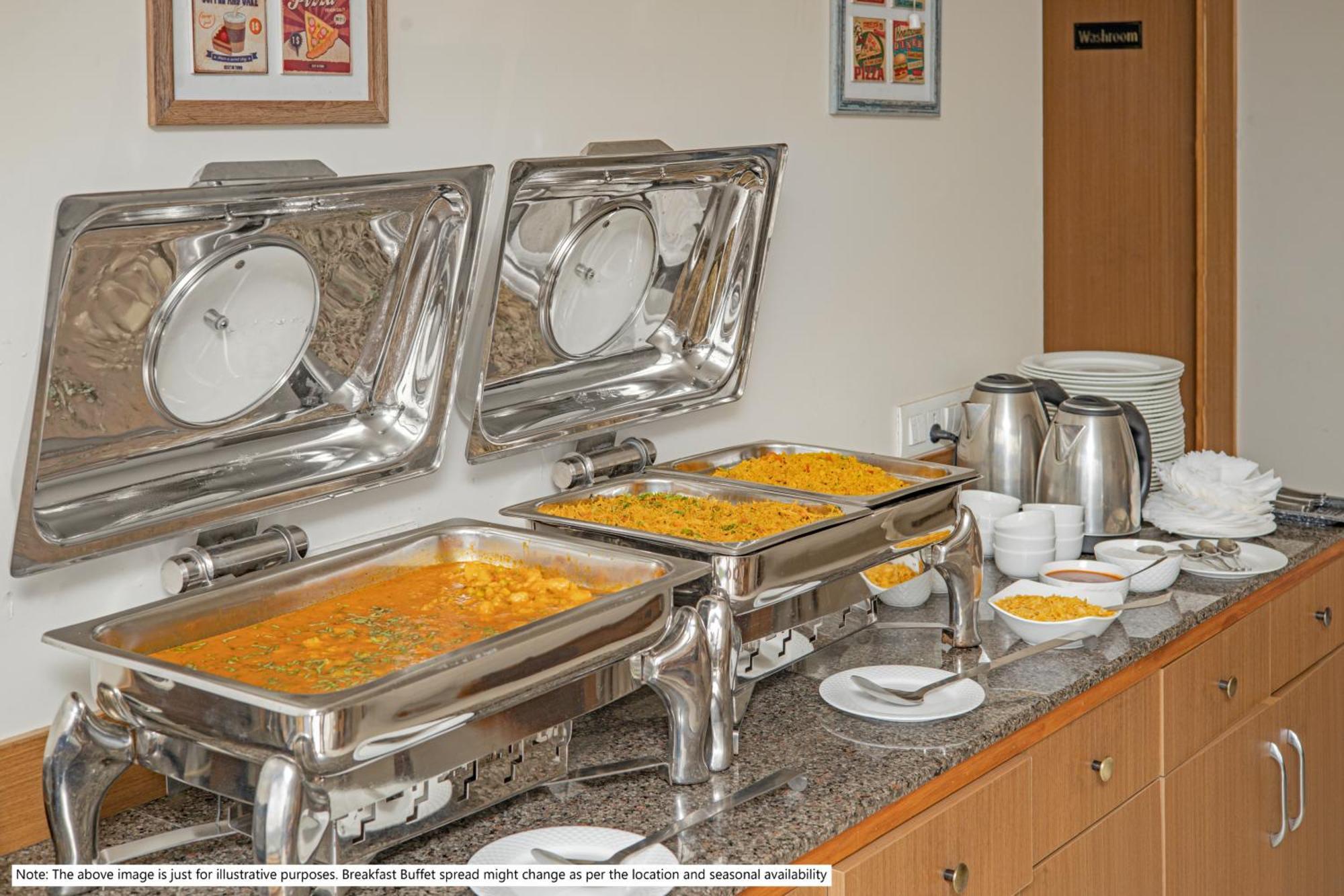Hotel O Om Pushp Residency Mathura Esterno foto