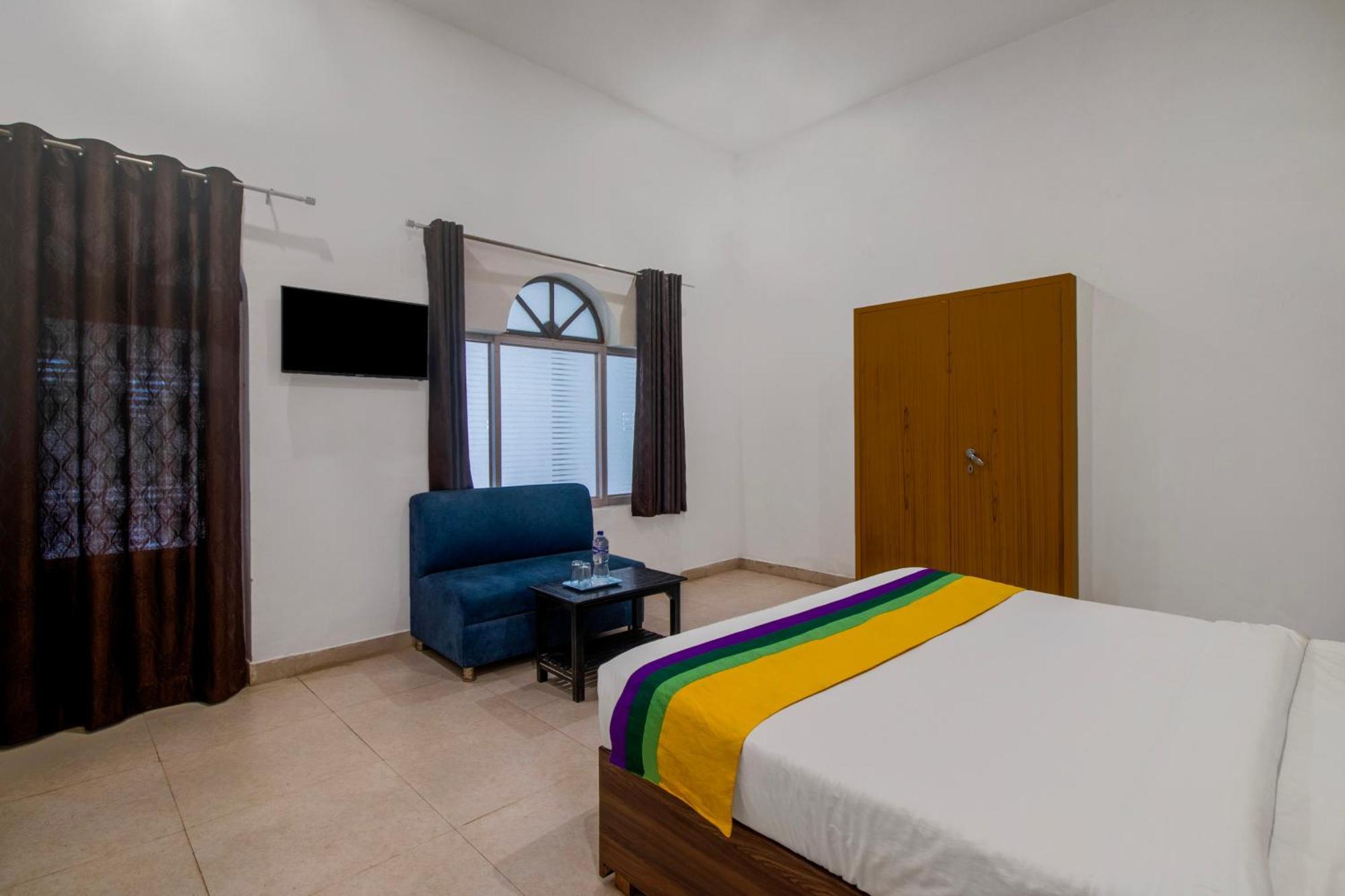 Hotel O Om Pushp Residency Mathura Esterno foto