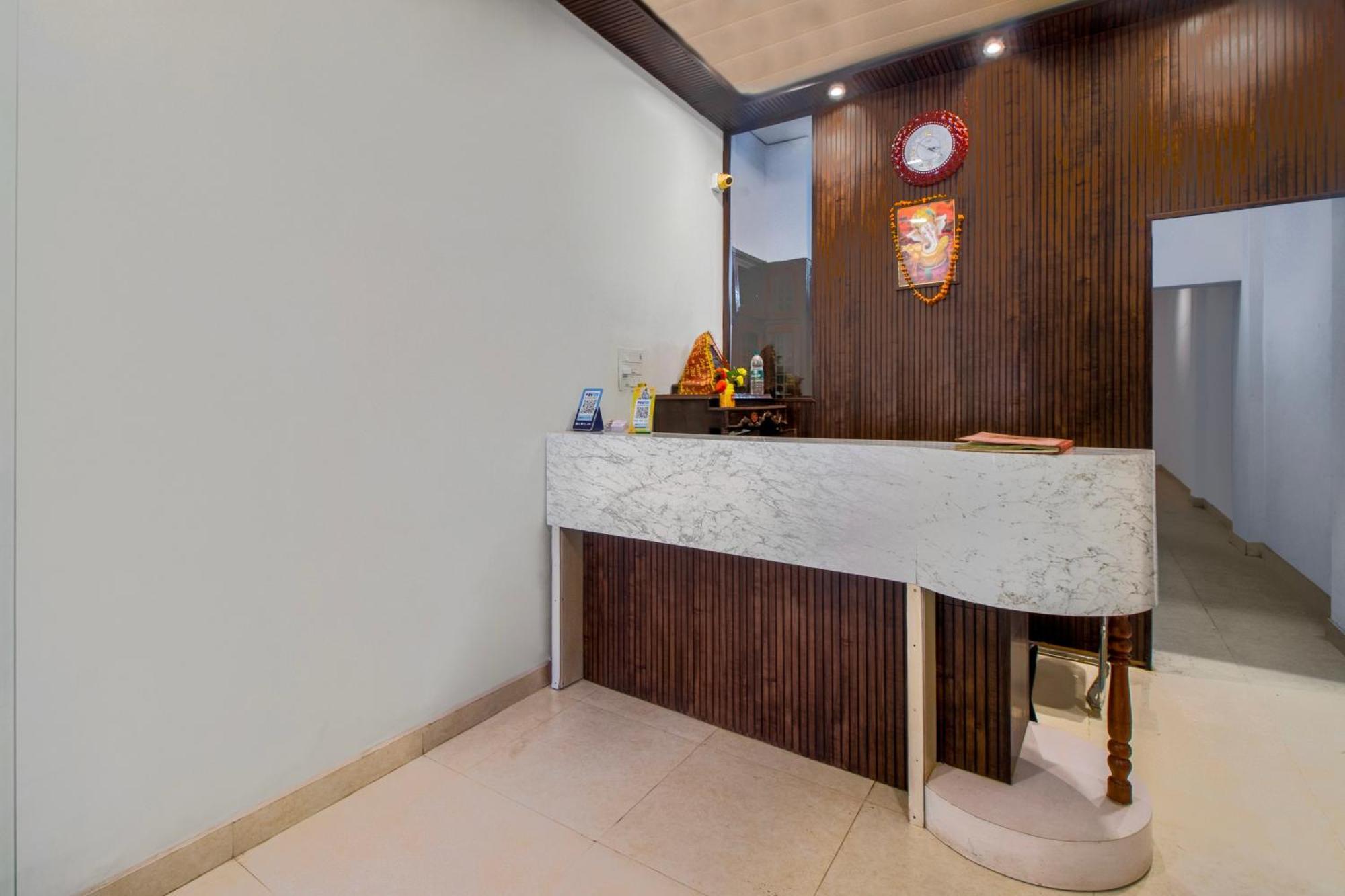 Hotel O Om Pushp Residency Mathura Esterno foto