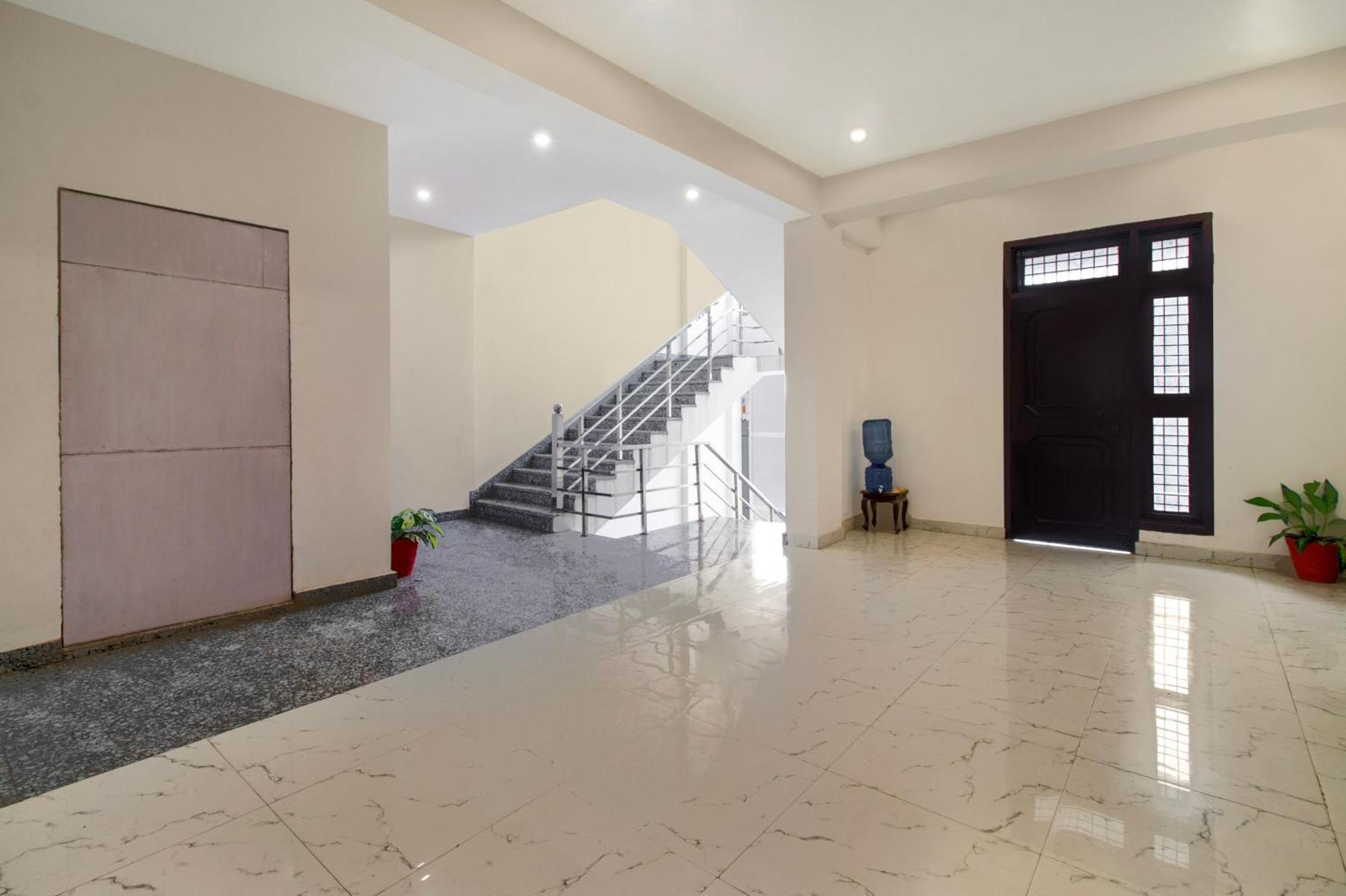Hotel O Om Pushp Residency Mathura Esterno foto