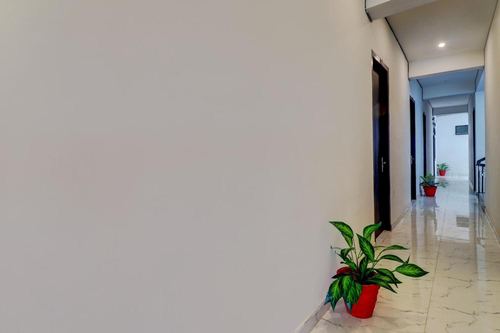 Hotel O Om Pushp Residency Mathura Esterno foto