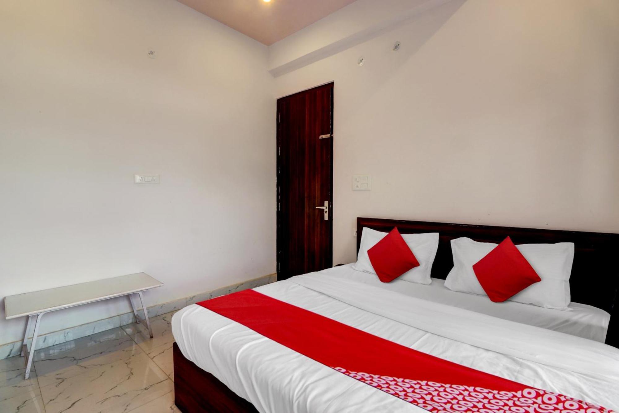 Hotel O Om Pushp Residency Mathura Esterno foto