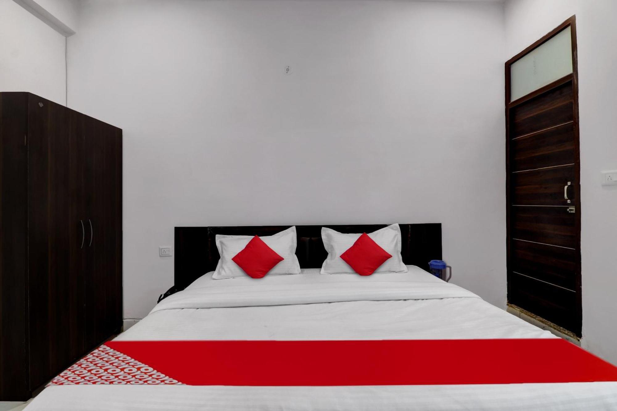 Hotel O Om Pushp Residency Mathura Esterno foto