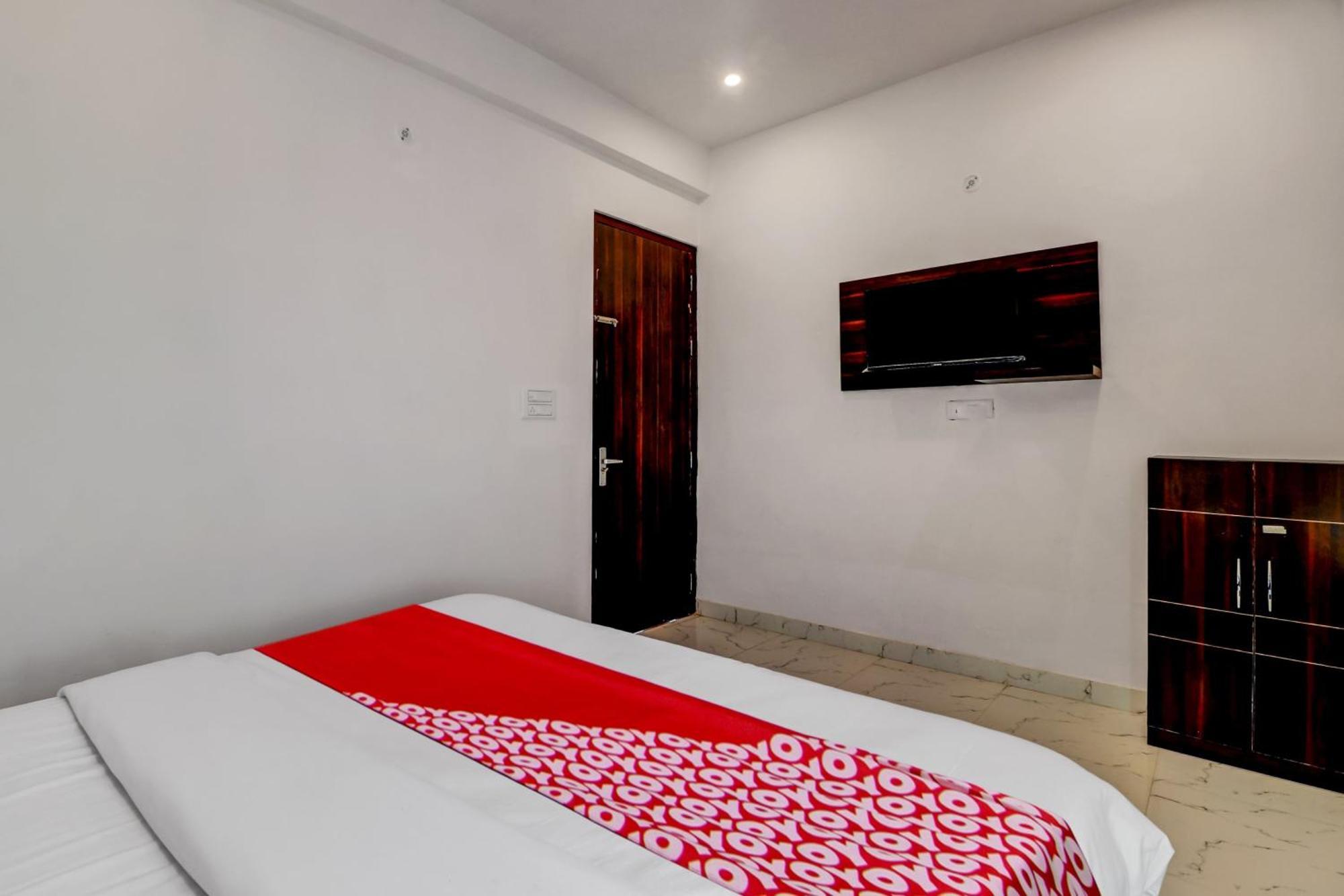 Hotel O Om Pushp Residency Mathura Esterno foto