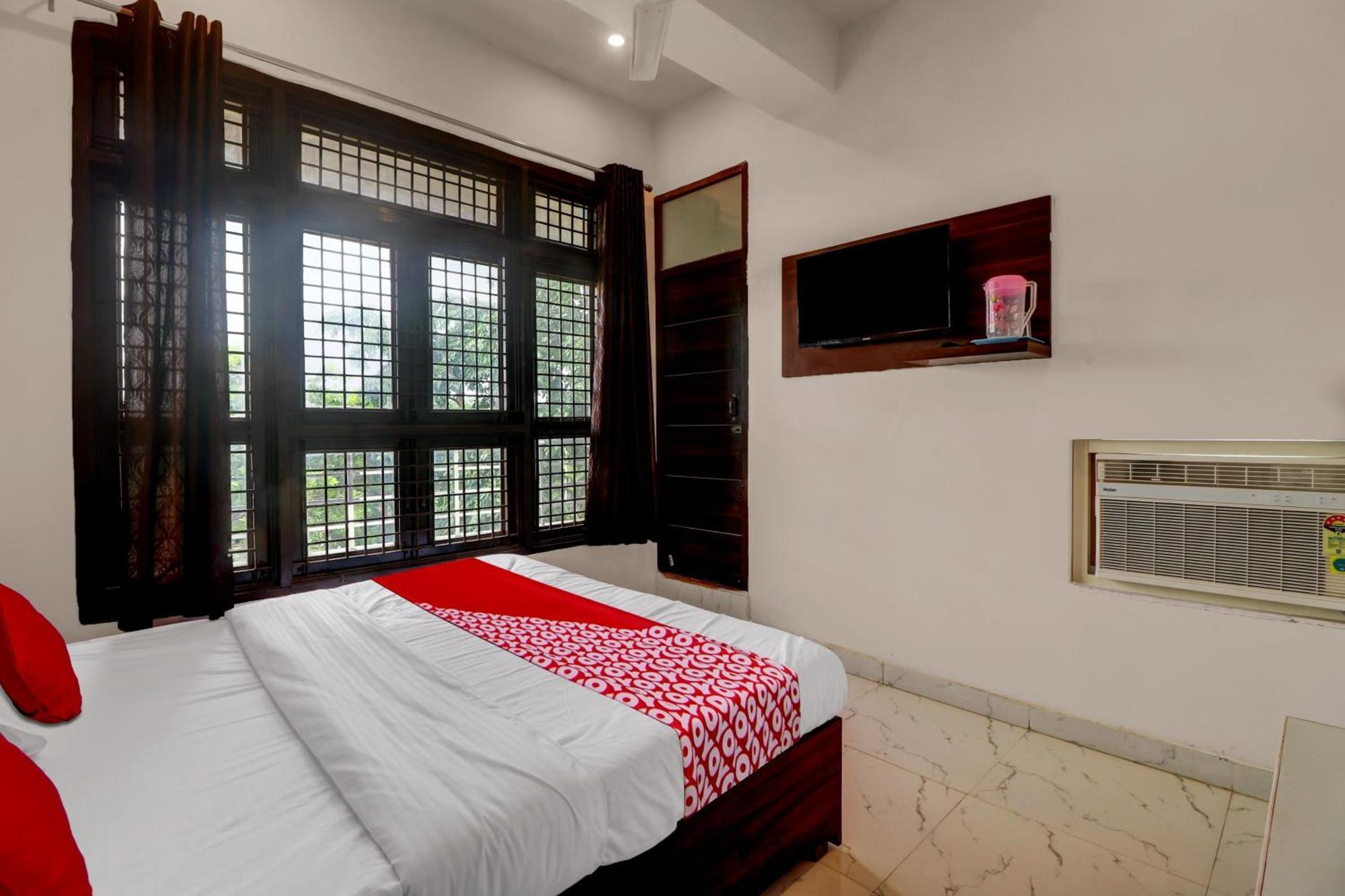 Hotel O Om Pushp Residency Mathura Esterno foto