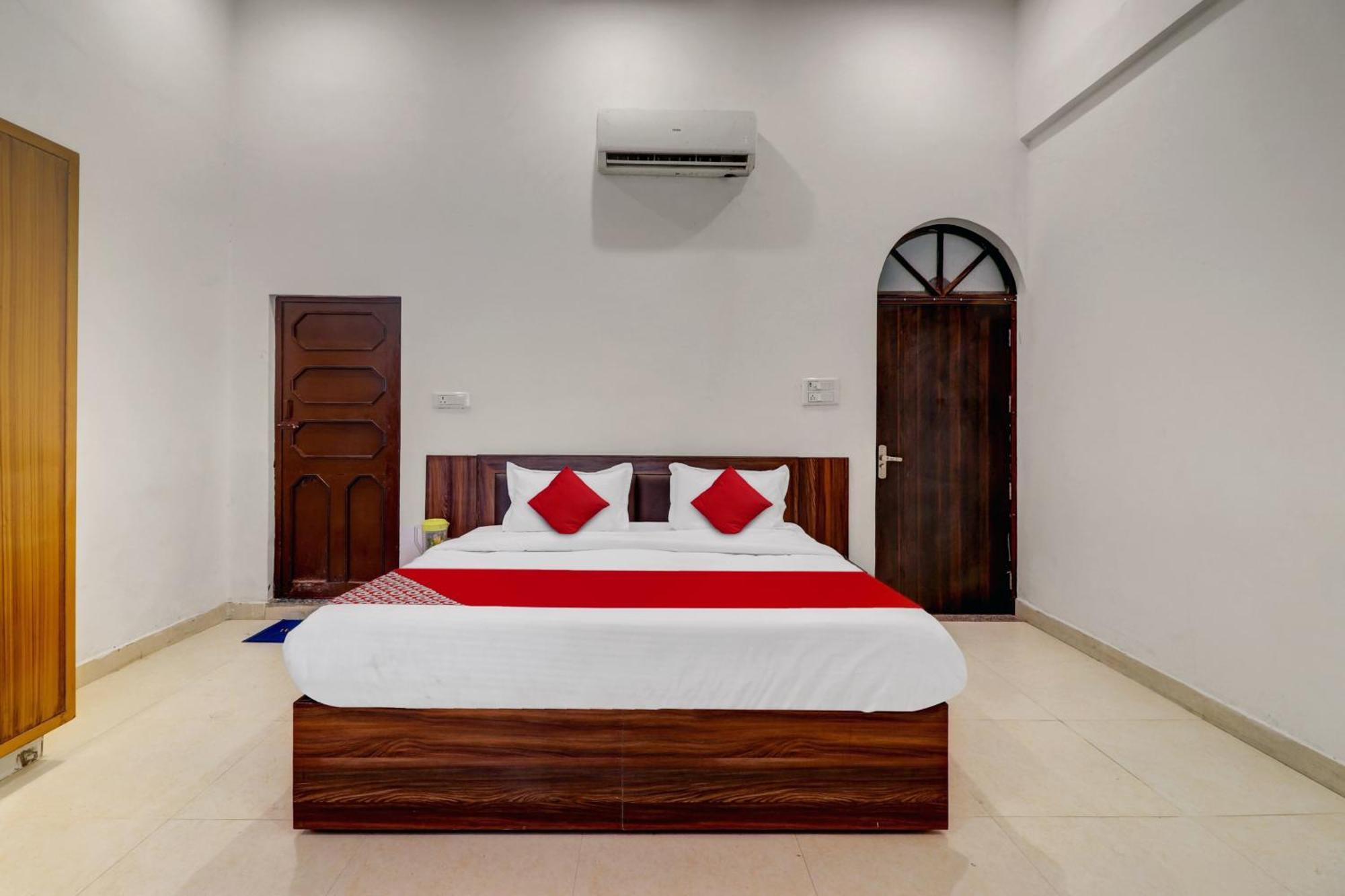 Hotel O Om Pushp Residency Mathura Esterno foto