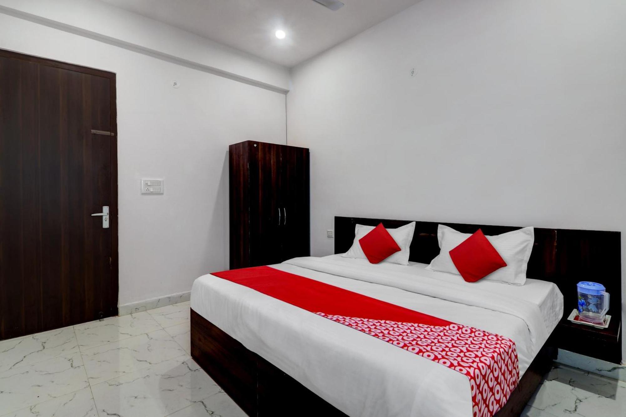 Hotel O Om Pushp Residency Mathura Esterno foto