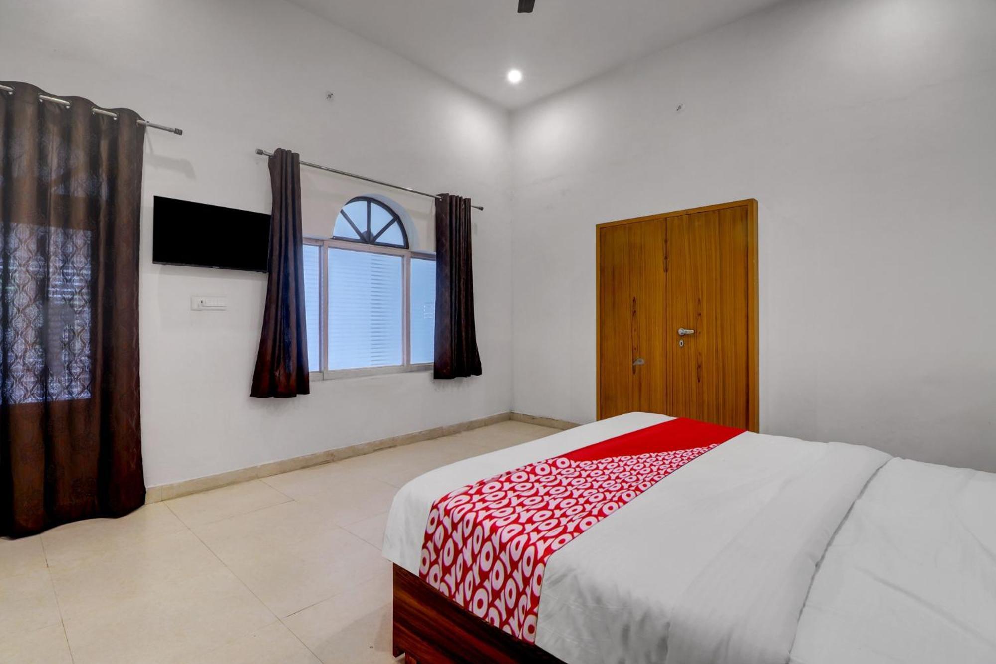 Hotel O Om Pushp Residency Mathura Esterno foto