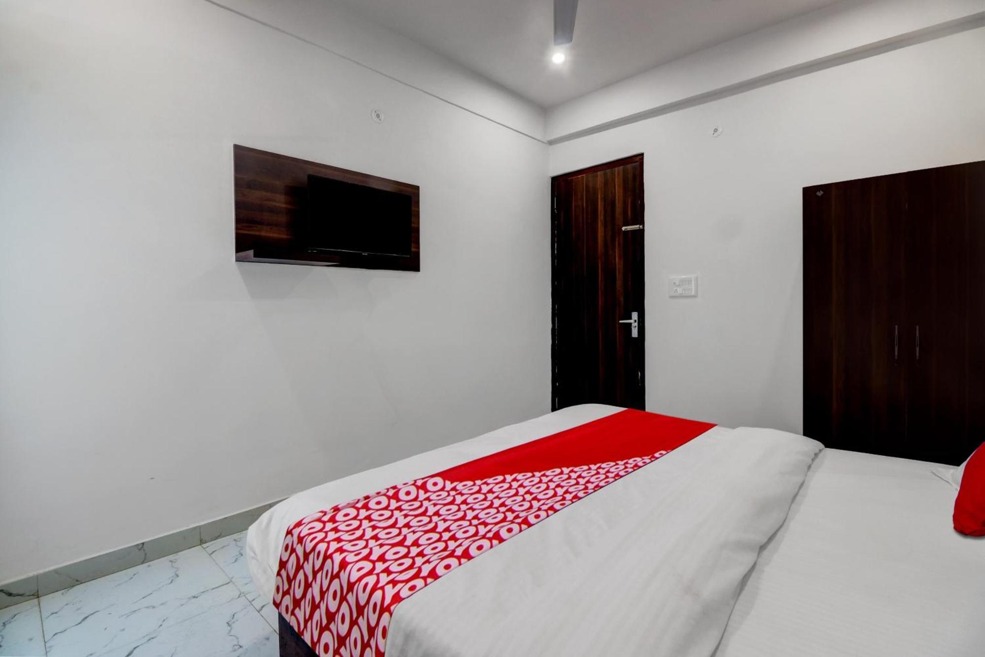 Hotel O Om Pushp Residency Mathura Esterno foto
