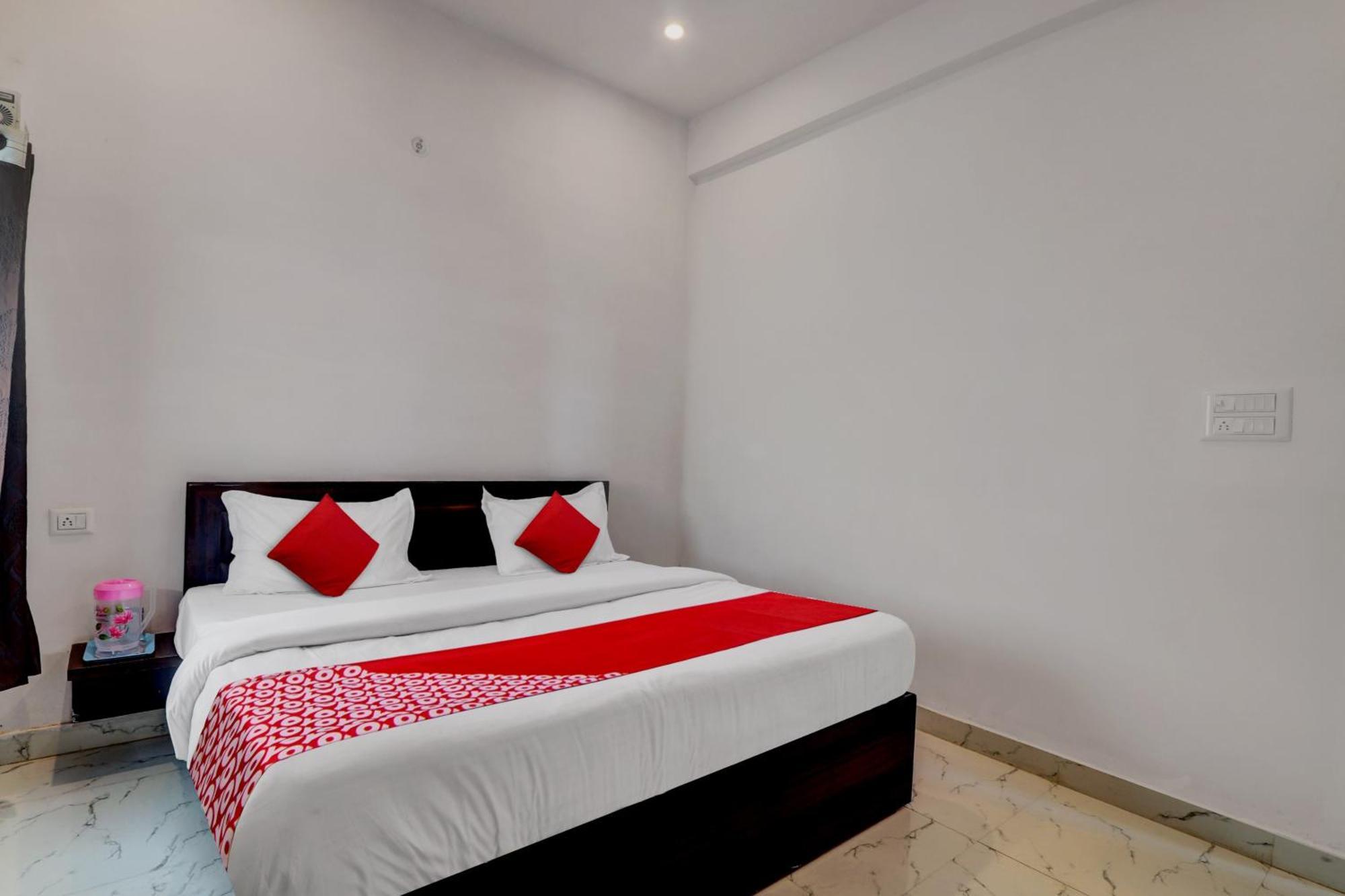 Hotel O Om Pushp Residency Mathura Esterno foto