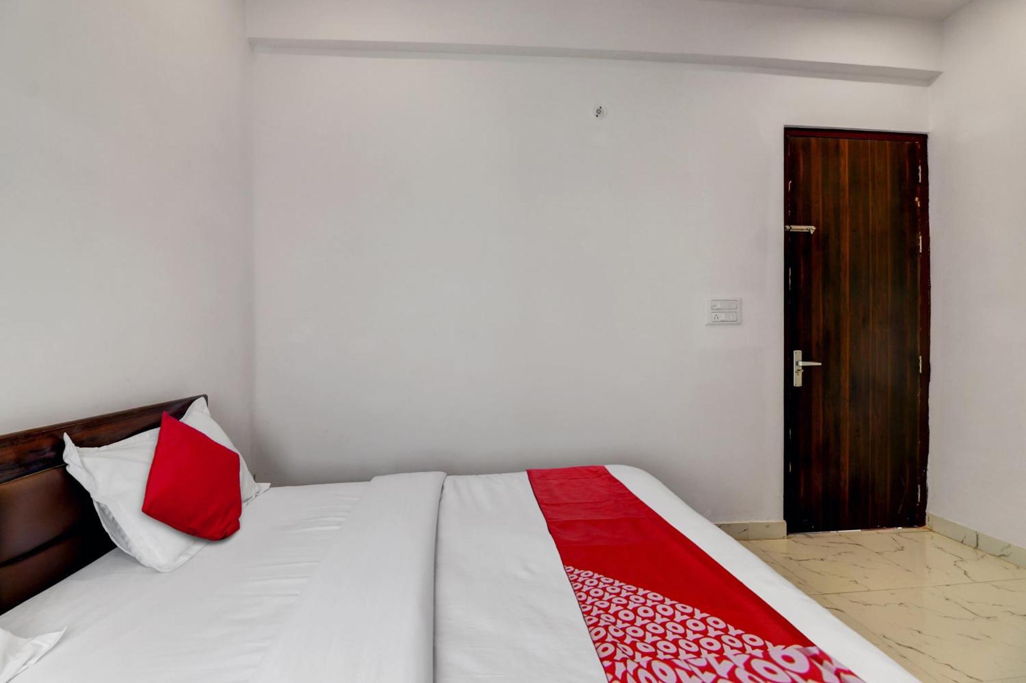 Hotel O Om Pushp Residency Mathura Esterno foto